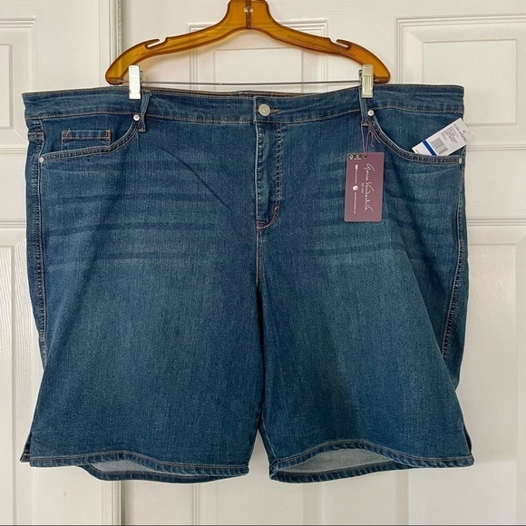𝅺GLORIA Vanderbilt Bermuda Denim Jean Shorts Dark Wash NWT - Picture 1 of 6